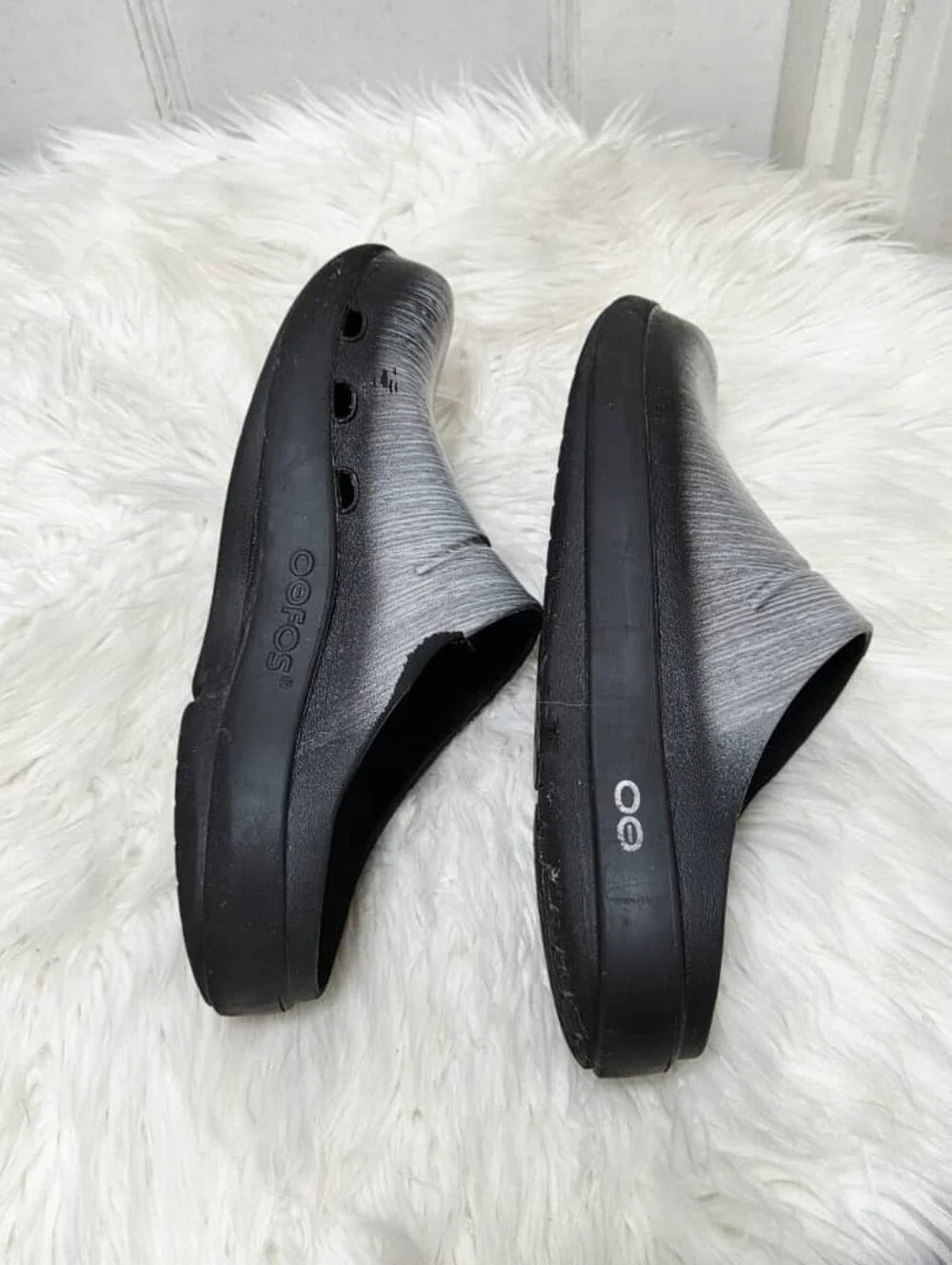 OOFOS OOcloog Luxe Recovery Clogs Gray Stripe Women's 9 Men's 7